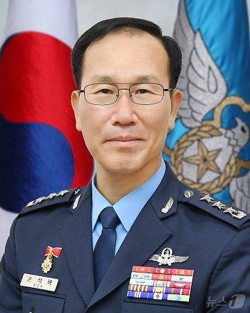 (서울=뉴스1) = 정부가 합동참모본부(합참) 의장을 비롯한 대장급 장성 7명 전원에 대한 인사를 단행했다.1일 공군참모총장으로 내정된 손석락 교육사령관(중장·공사 40기). (국 …