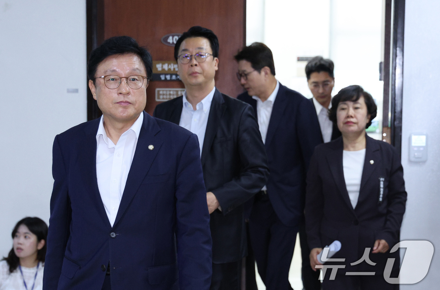 (서울=뉴스1) 신웅수 기자 = 박형수 간사를 비롯한 국민의힘 법제사법위원회 위원들이 1일 오후 서울 여의도 국회에서 독선적 법사위 운영에 반발해 추미애 법사위원장실을 항의 방문하 …