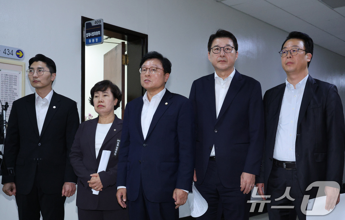 (서울=뉴스1) 신웅수 기자 = 박형수 간사를 비롯한 국민의힘 법제사법위원회 위원들이 1일 오후 서울 여의도 국회에서 독선적 법사위 운영에 반발해 추미애 법사위원장실을 항의 방문한 …