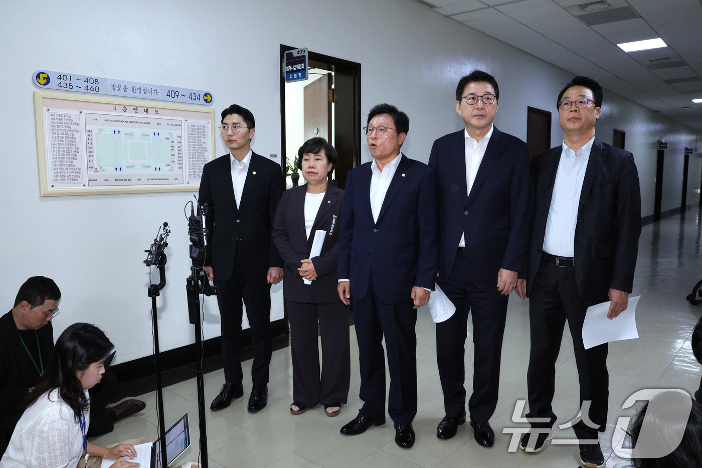 (서울=뉴스1) 신웅수 기자 = 박형수 간사를 비롯한 국민의힘 법제사법위원회 위원들이 1일 오후 서울 여의도 국회에서 독선적 법사위 운영에 반발해 추미애 법사위원장실을 항의 방문한 …