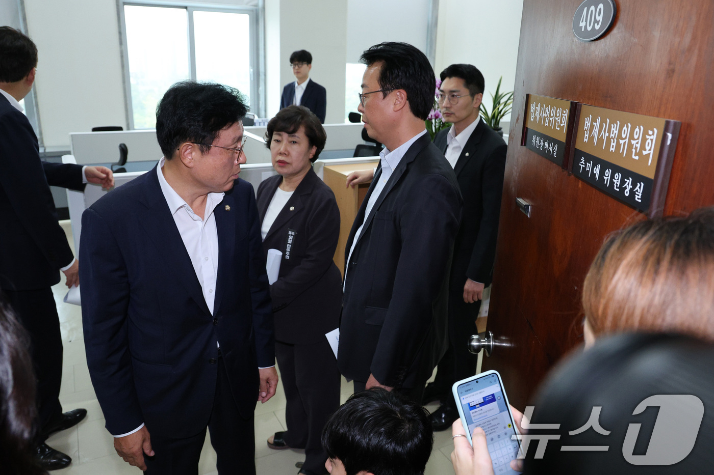 (서울=뉴스1) 신웅수 기자 = 박형수 간사를 비롯한 국민의힘 법제사법위원회 위원들이 1일 오후 서울 여의도 국회에서 독선적 법사위 운영에 반발해 추미애 법사위원장실을 항의 방문하 …