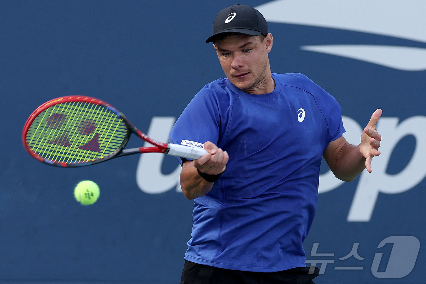 (뉴욕 AFP=뉴스1) 심서현 기자 = 폴란드 테니스 선수 카밀 마흐작이 지난 28일 미국 뉴욕 빌리진킹 내셔널 테니스센터에서 열린 US오픈 남자 단식 2회전에서 공을 되받아치고 …