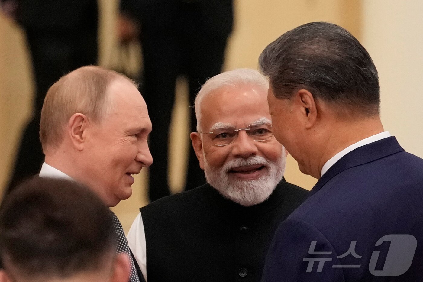 본문 이미지 - 블라디미르 푸틴 러시아 대통령&#40;왼쪽부터&#41;과 나렌드라 모디 인도 총리, 시진핑 중국 국가주석이 1일 중국 톈진에서 열린 상하이협력기구&#40;SCO&#41; 정상회의에서 대화하고 있다. 2025.09.01 ⓒ 로이터=뉴스1 ⓒ News1 이지예 객원기자