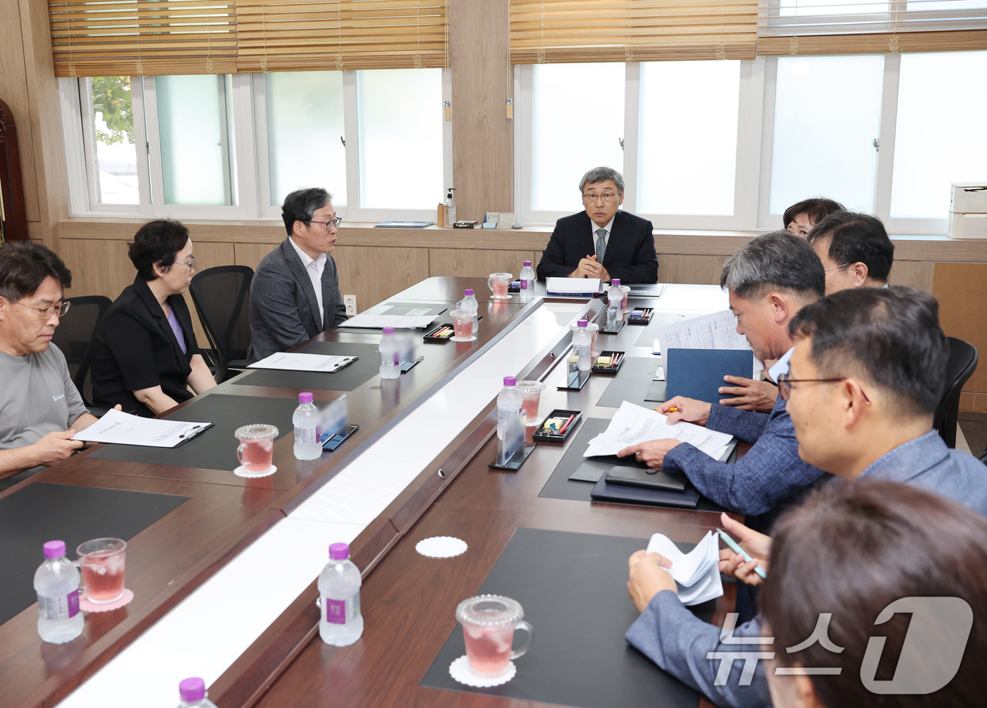 (서울=뉴스1) = 정근식 서울시교육감이 1일 오후 서울 중랑구 면목고등학교를 방문해 학생 교육활동 현황과 학생 기숙사 활용 방안을 점검하고 있다. (서울시교육청 제공. 재판매 및 …