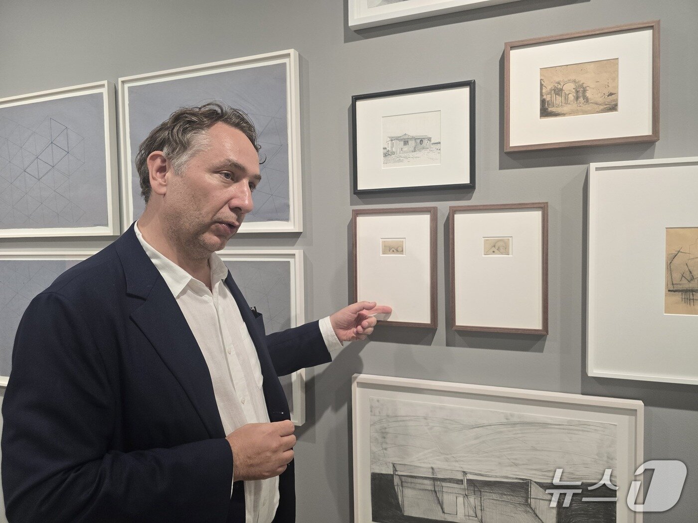 본문 이미지 - 1일 마이어리거울프 개관전 '지난밤 꾼 꿈'에서 갤러리 조슬린 울프 설립자 조슬린 울프가 작품을 설명하고 있다. ⓒ 뉴스1 김정한 기자