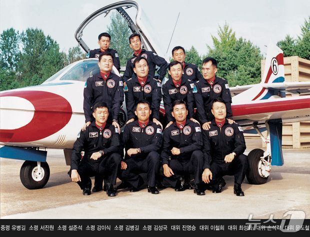 본문 이미지 - 진영승 신임 합동참모의장&amp;#40;맨 앞줄 왼쪽에서 세 번째&amp;#41;,  손석락 공군참모총장&amp;#40;맨 뒷줄 오른쪽&amp;#41;  내정자.&amp;#40;블랙이글스 홈페이지 갈무리&amp;#41;