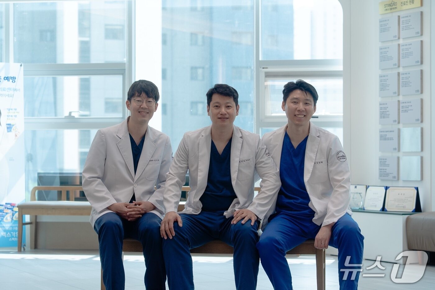 본문 이미지 - 정준모 스탠다드동물의료센터 원장(가운데)과 의료진은 최근 동물보호소에 제품을 후원하고 봉사활동을 진행했다(병원 제공). ⓒ 뉴스1