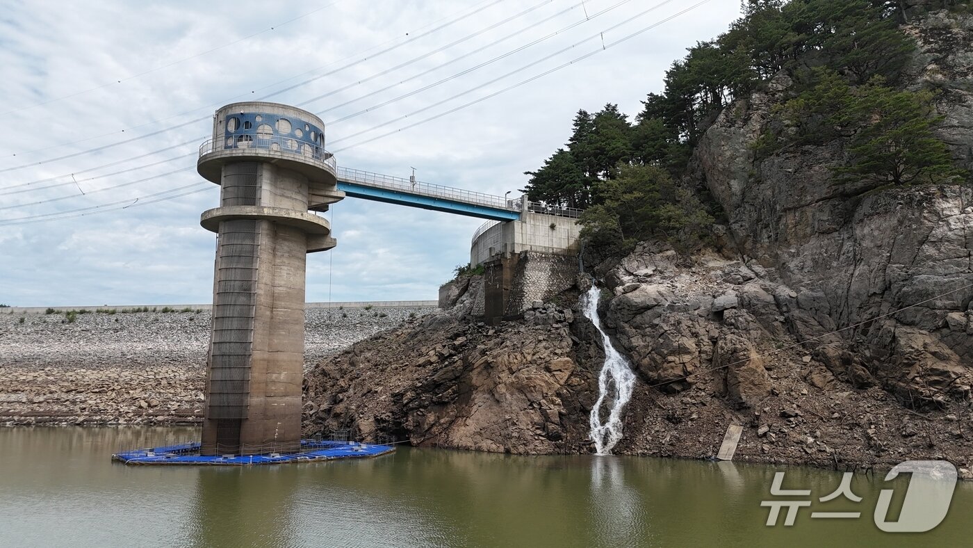 본문 이미지 - 강원 강릉 오봉저수지에 14억 원을 투입한 '구산농보 생활용수 확보사업'으로 확보한 남대천 하류 물이 저수지로 솓아지고 있다.(강릉시 제공, 재판매 및 DB 금지)
