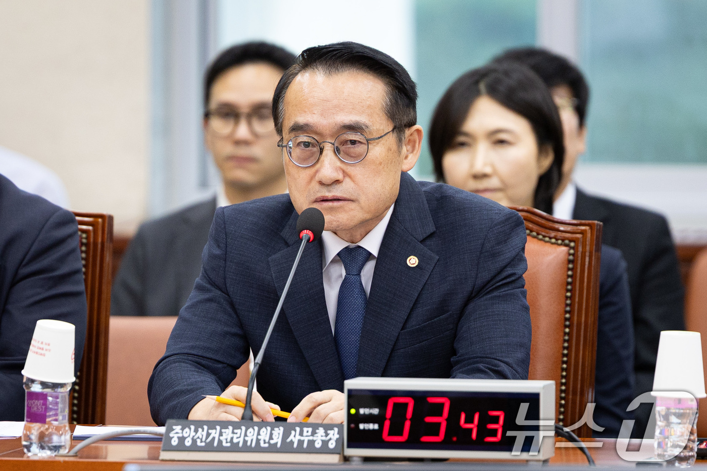 (서울=뉴스1) 유승관 기자 = 허철훈 중앙선거관리위원회 사무총장이 1일 서울 여의도 국회에서 열린 제429회 국회(정기회) 행정안전위원회 제1차 전체회의에 출석해 의원 질의에 답 …