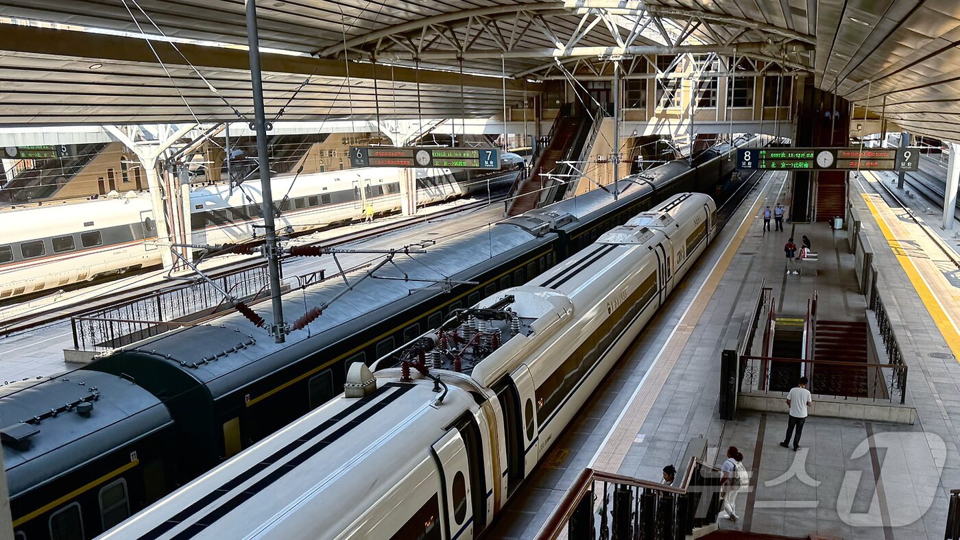 본문 이미지 - 김정은 북한 노동당 총비서가 중국 &#39;전승절&#39;&#40;항일전쟁 및 반파시스트 전쟁 승리&#41; 80주년 행사 참석차 방중이 임박한 1일 오후 중국 베이징역에 열차들이 정차해 있다. 정부 소식통에 따르면 김 총비서는 이날 평양에서 전용 열차를 타고 중국 베이징으로 향할 가능성이 크다. 2025.9.1/뉴스1 ⓒ News1 김일창 기자