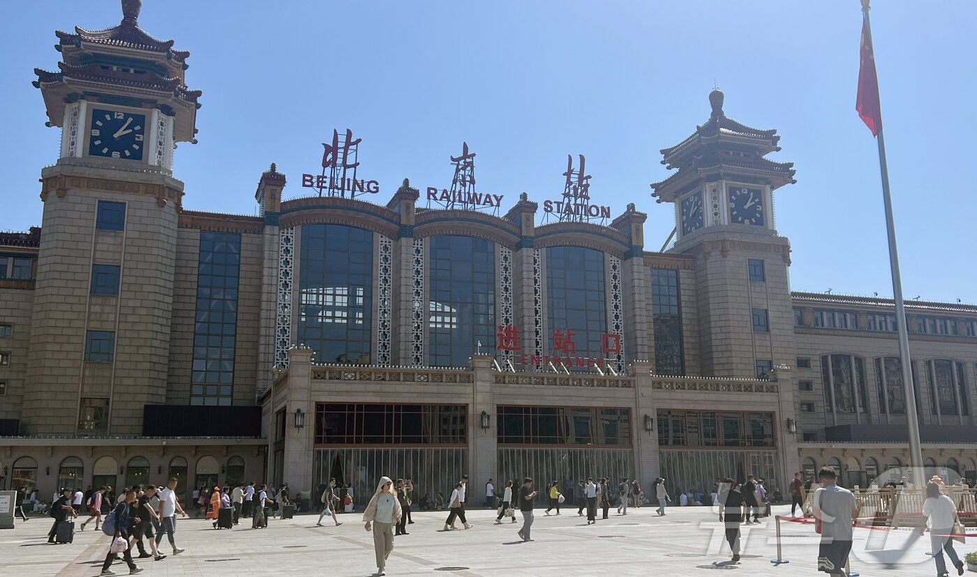 본문 이미지 - 김정은 북한 노동당 총비서가 중국 &#39;전승절&#39;&#40;항일전쟁 및 반파시스트 전쟁 승리&#41; 80주년 행사 참석차 방중이 임박한 1일 오후 중국 베이징역으로 열차를 이용하려는 여객들이 오가고 있다. 정부 소식통에 따르면 김 총비서는 이날 평양에서 전용 열차를 타고 중국 베이징으로 향할 가능성이 크다. 2025.9.1/뉴스1 ⓒ News1 박정호 기자