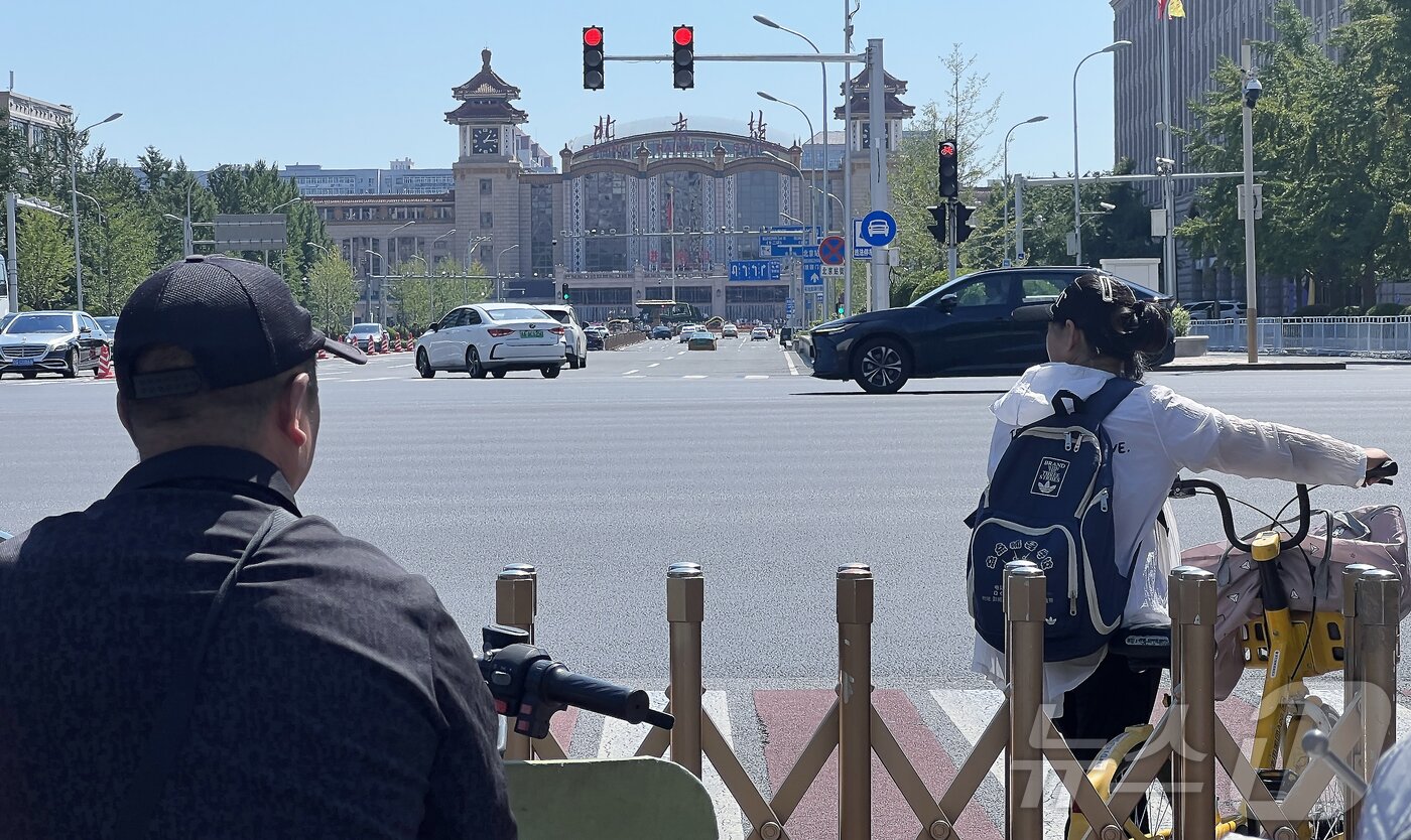 본문 이미지 - 김정은 북한 노동당 총비서가 중국 &#39;전승절&#39;&#40;항일전쟁 및 반파시스트 전쟁 승리&#41; 80주년 행사 참석차 방중이 임박한 1일 오후 중국 베이징역 앞 도로에 차량이 오가고 있다. 2025.9.1/뉴스1 ⓒ News1 박정호 기자