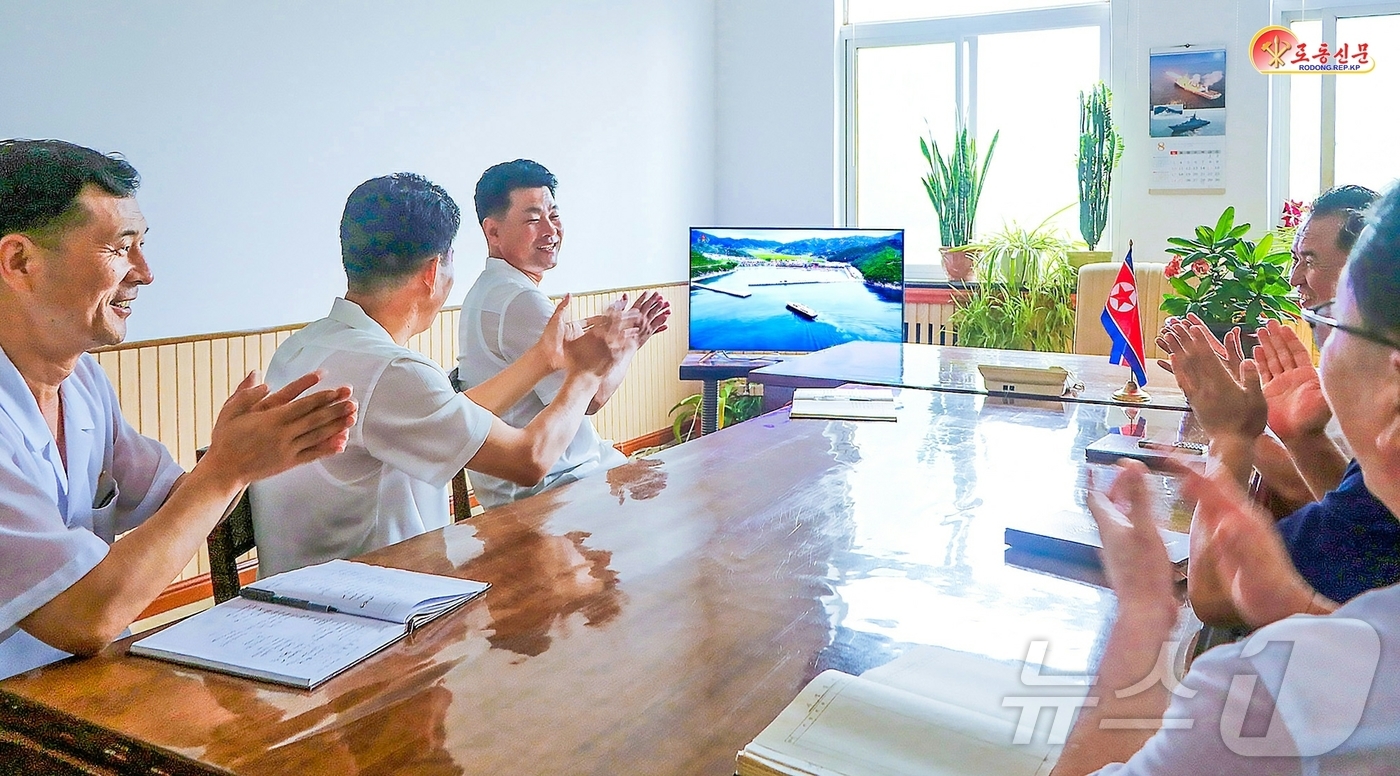 (평양 노동신문=뉴스1) = 북한 노동당 기관지 노동신문은 1일 낙원군 바닷가 양식사업소 준공 소식을 접한 주민들이 "우리 인민보다 행복한 인민은 세상에 없다고 격정을 처트렸다"는 …