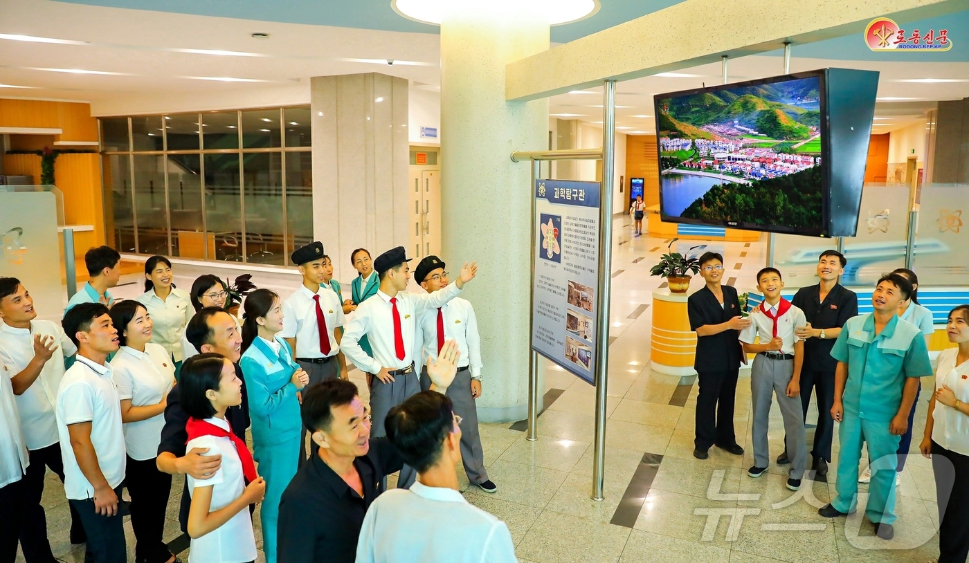 (평양 노동신문=뉴스1) = 북한 노동당 기관지 노동신문은 1일 낙원군 바닷가 양식사업소 준공 소식을 접한 주민들이 "우리 인민보다 행복한 인민은 세상에 없다고 격정을 처트렸다"는 …