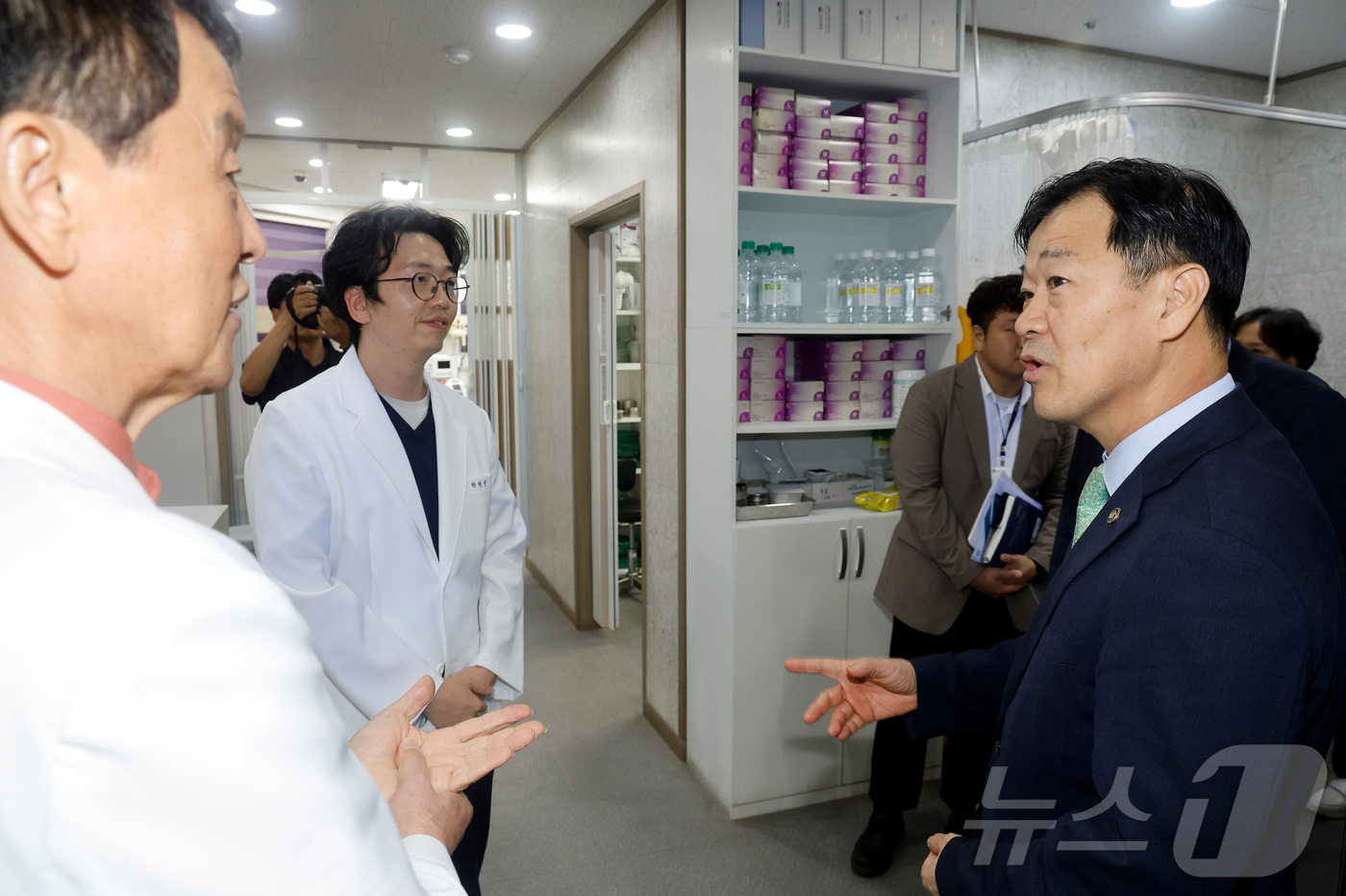 (서울=뉴스1) = 이형훈 보건복지부 제2차관이 1일 충남 청양군 보건의료원을 방문해 장기요양 재택의료센터 설치 및 운영현황을 점검하고 있다. (보건복지부 제공. 재판매 및 DB …