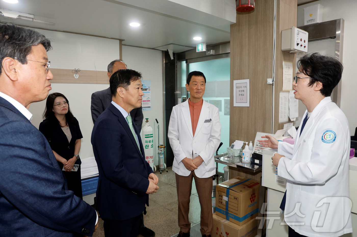 (서울=뉴스1) = 이형훈 보건복지부 제2차관이 1일 충남 청양군 보건의료원을 방문해 장기요양 재택의료센터 설치 및 운영현황을 점검하고 있다. (보건복지부 제공. 재판매 및 DB …