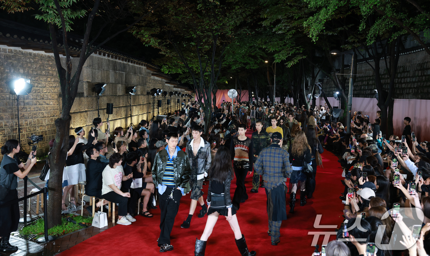 (서울=뉴스1) 권현진 기자 = 1일 오후 서울 중구 정동 덕수궁길에서 열린 2026 S/S 서울패션위크 앤더슨벨 오프닝 패션쇼에서 모델들이 피날레를 하고 있다. 2025.9.1/ …