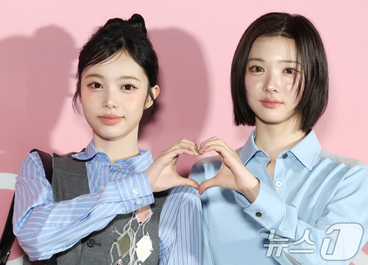 (서울=뉴스1) 권현진 기자 = 하츠투하츠 이안과 지우(오른쪽)가 1일 오후 서울 중구 정동 덕수궁길에서 열린 2026 S/S 서울패션위크 앤더슨벨 오프닝쇼에 참석하고 있다. 20 …