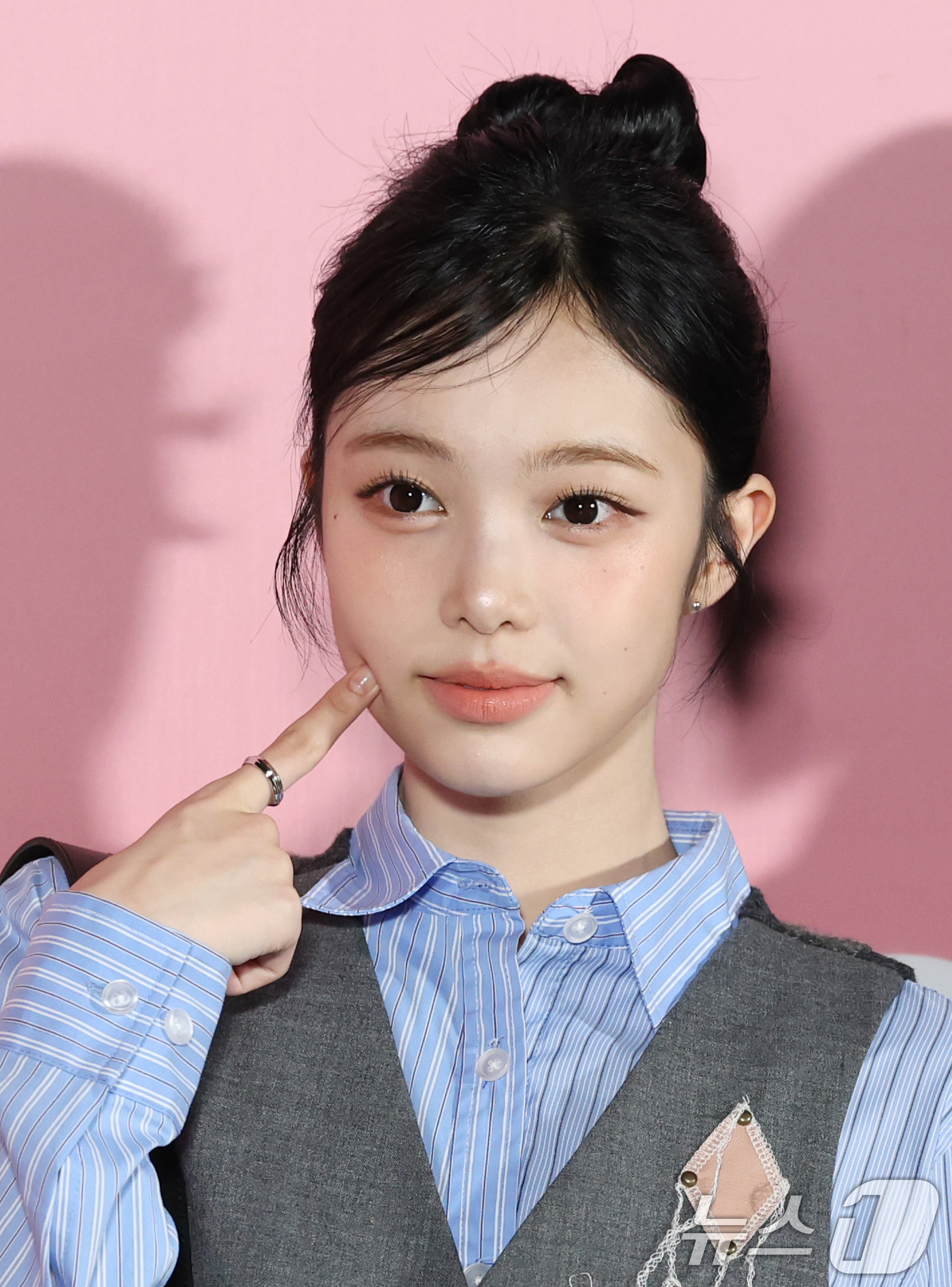 (서울=뉴스1) 권현진 기자 = 하츠투하츠 이안이 1일 오후 서울 중구 정동 덕수궁길에서 열린 2026 S/S 서울패션위크 앤더슨벨 오프닝쇼에 참석해 포즈를 취하고 있다. 2025 …