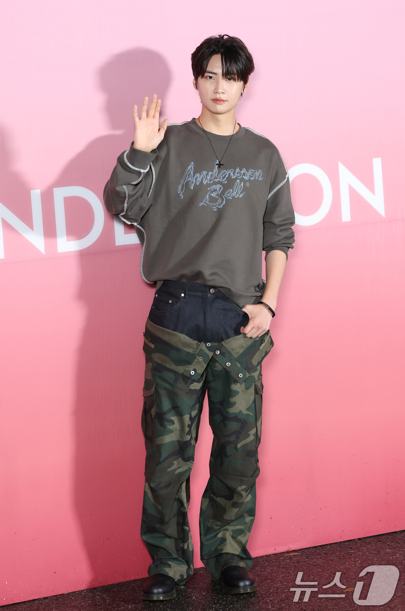 (서울=뉴스1) 권현진 기자 = 가수 이진혁이 1일 오후 서울 중구 정동 덕수궁길에서 열린 2026 S/S 서울패션위크 앤더슨벨 오프닝쇼에 참석해 포즈를 취하고 있다. 2025.9 …