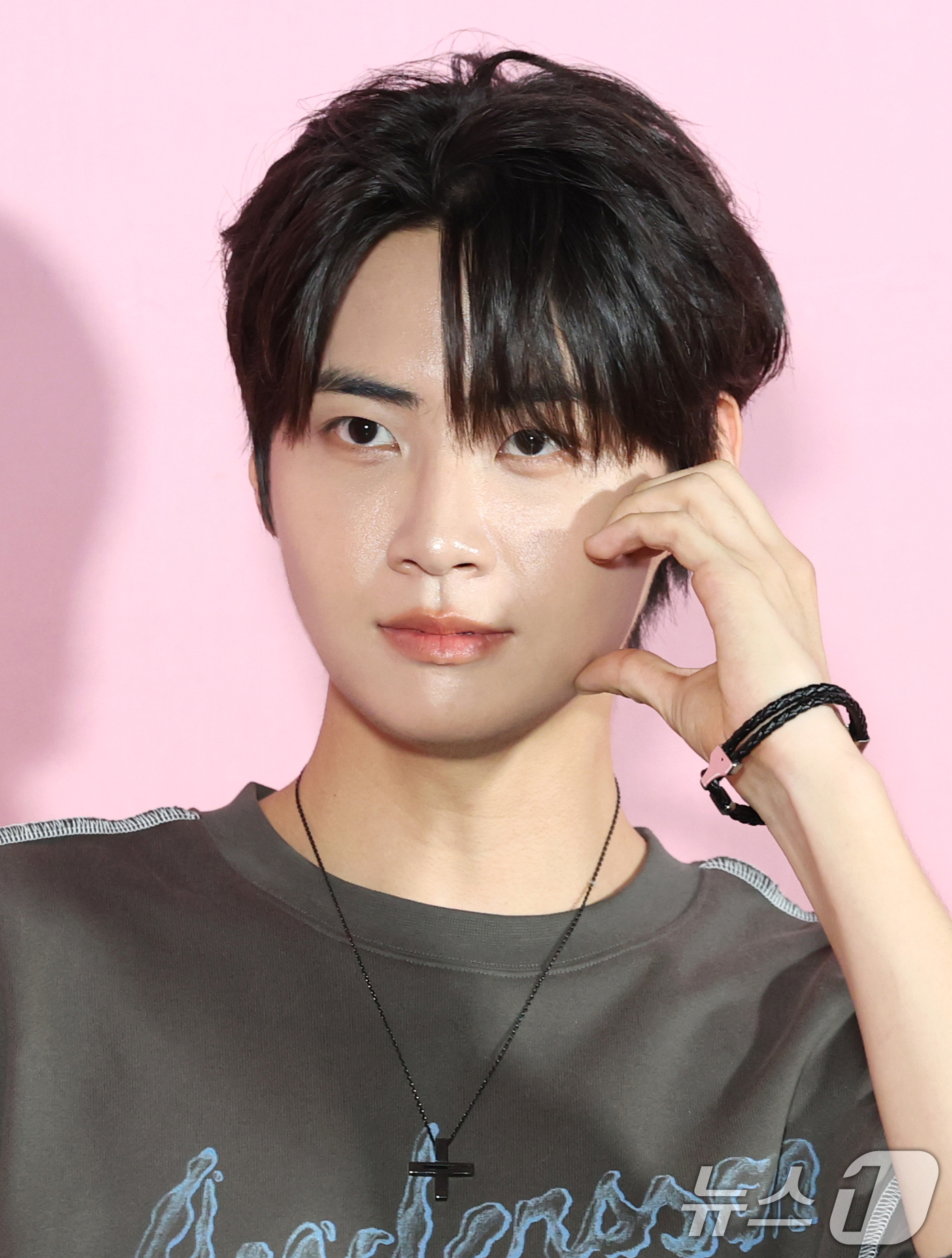 (서울=뉴스1) 권현진 기자 = 가수 이진혁이 1일 오후 서울 중구 정동 덕수궁길에서 열린 2026 S/S 서울패션위크 앤더슨벨 오프닝쇼에 참석해 포즈를 취하고 있다. 2025.9 …