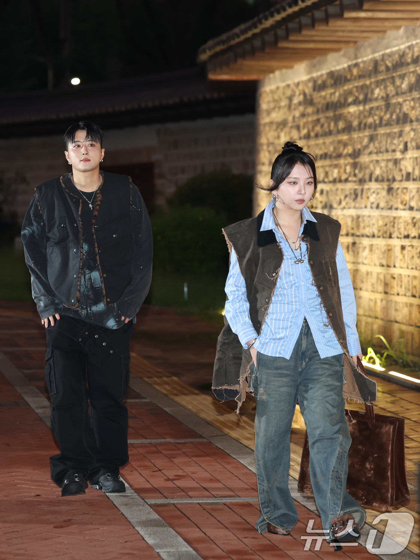 (서울=뉴스1) 권현진 기자 = 카드 제이셉과 전지우(오른쪽)가 1일 오후 서울 중구 정동 덕수궁길에서 열린 2026 S/S 서울패션위크 앤더슨벨 오프닝쇼에 참석하고 있다. 202 …