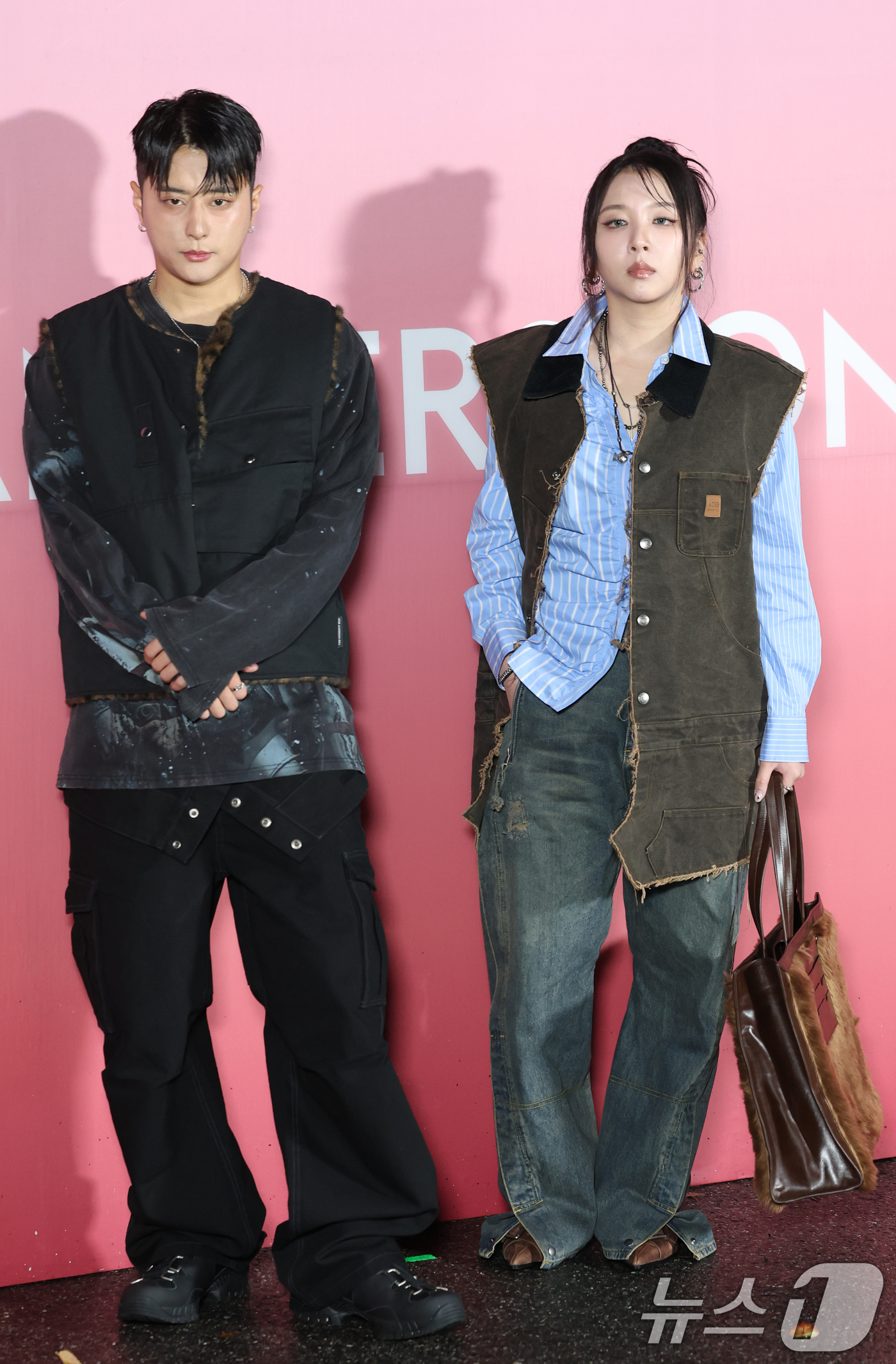 (서울=뉴스1) 권현진 기자 = 카드 제이셉과 전지우(오른쪽)가 1일 오후 서울 중구 정동 덕수궁길에서 열린 2026 S/S 서울패션위크 앤더슨벨 오프닝쇼에 참석해 포즈를 취하고 …