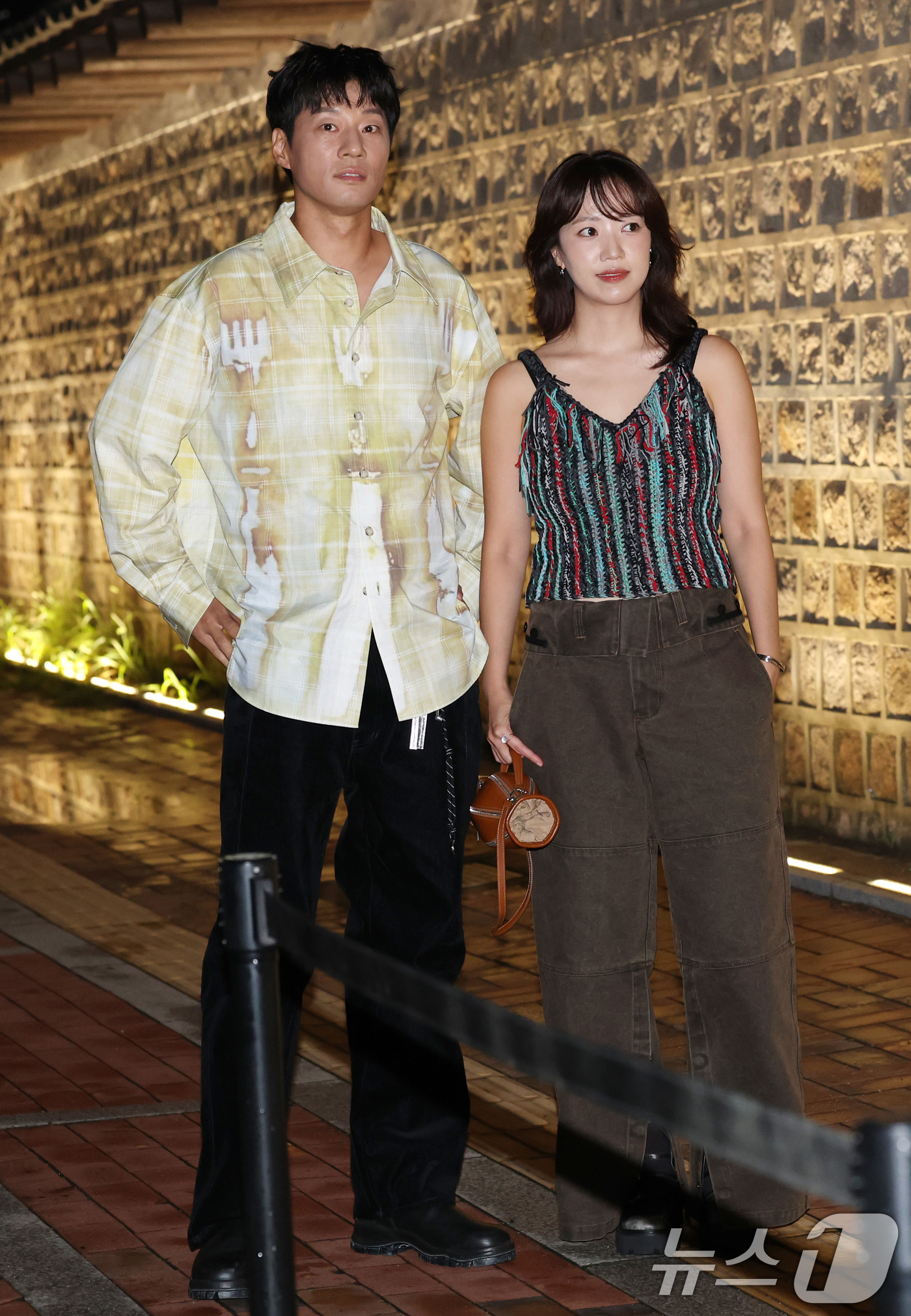 (서울=뉴스1) 권현진 기자 = 배우 이천희, 전혜진(오른쪽) 부부가 1일 오후 서울 중구 정동 덕수궁길에서 열린 2026 S/S 서울패션위크 앤더슨벨 오프닝쇼에 참석하고 있다. …