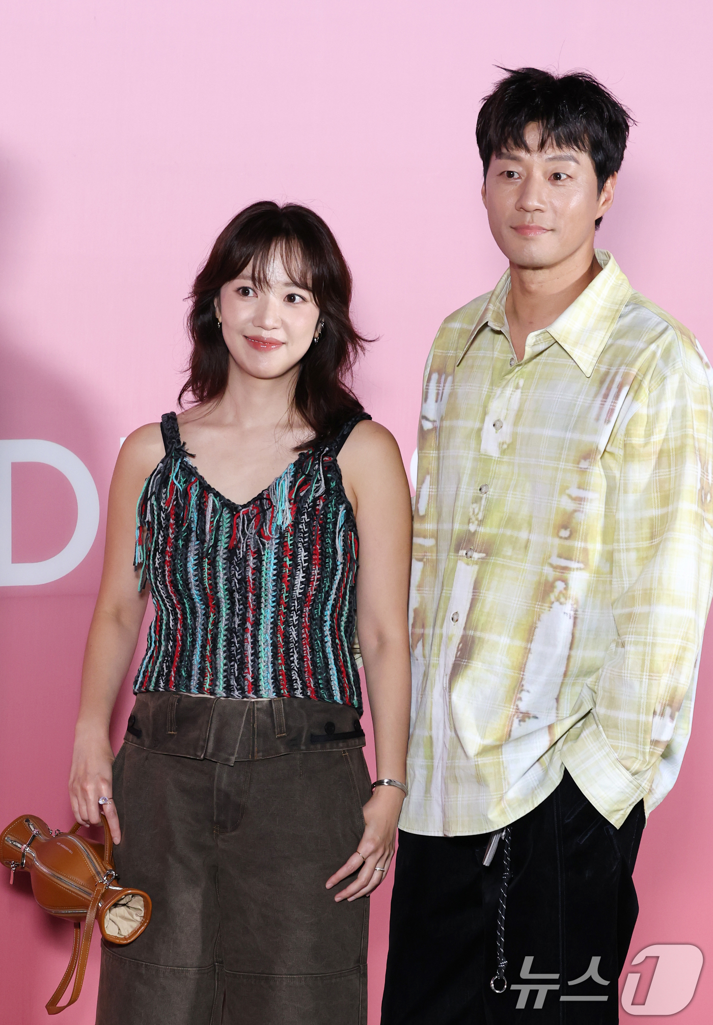 (서울=뉴스1) 권현진 기자 = 배우 이천희, 전혜진(왼쪽) 부부가 1일 오후 서울 중구 정동 덕수궁길에서 열린 2026 S/S 서울패션위크 앤더슨벨 오프닝쇼에 참석해 포즈를 취하 …