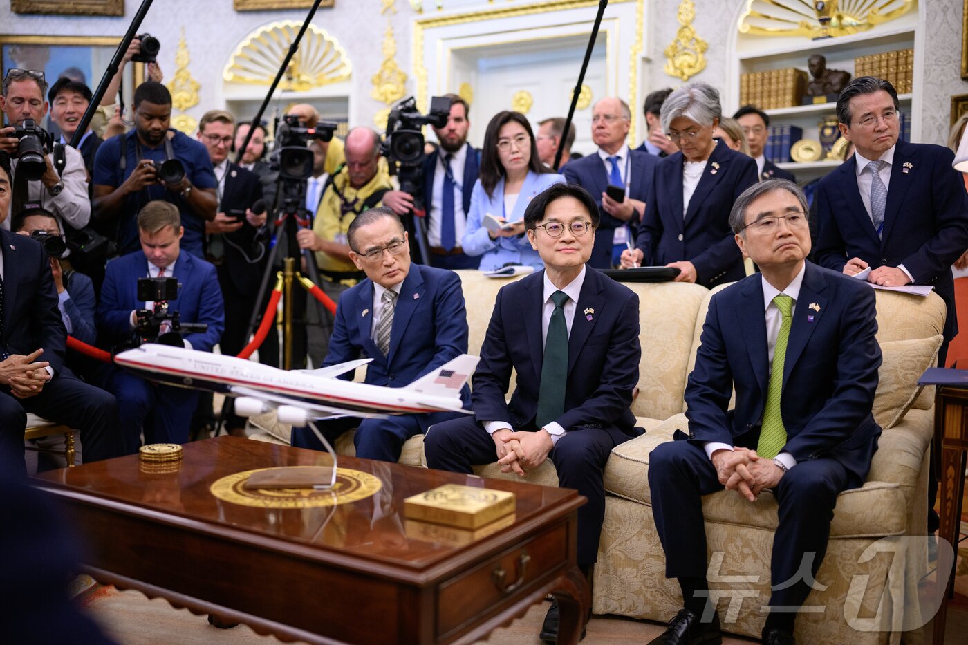 본문 이미지 - 지난 8월 25일&#40;현지시간&#41; 미국 백악관 오벌오피스&#40;미 대통령 집무실&#41; 열린 이재명 대통령과 도널드 트럼프 미국 대통령 간 한미정상회담에 배석한 한국 측 참모들. &#40;앞줄 오른쪽부터&#41;조현 외교부 장관, 김정관 산업통상자원부 장관, 위성락 대통령실 국가안보실장, &#40;뒷줄 오른쪽부터&#41; 김용범 대통령실 정책실장, 강경화 주미한국대사 내정자, 강유정 대통령실 대변인. &#40;백악관 제공. 재판매 및 DB금지&#41; 2025.9.1/뉴스1 ⓒ News1  