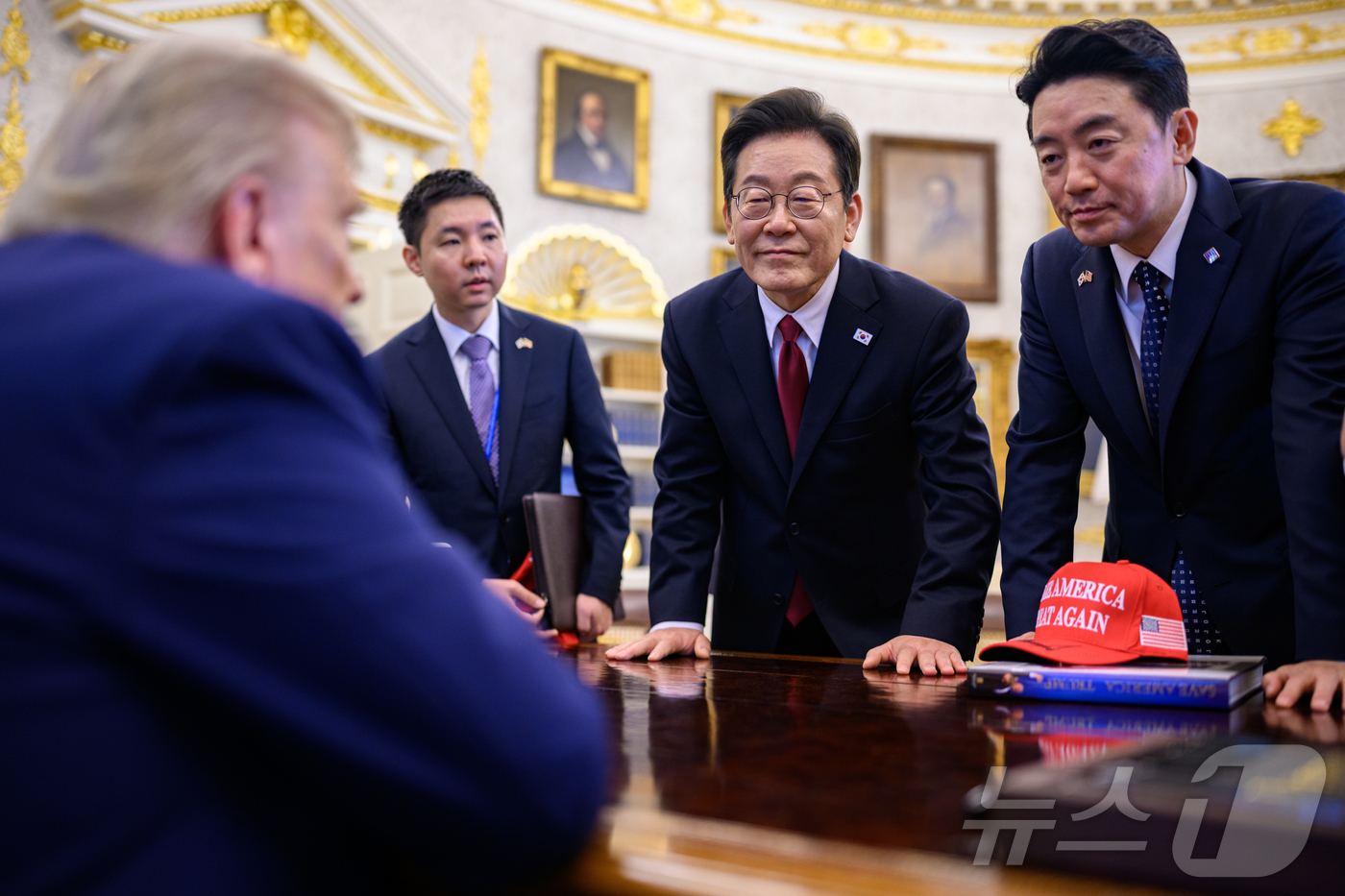 (워싱턴=뉴스1) 류정민 특파원 = 지난 8월 25일(현지시간) 미국 워싱턴DC 백악관에서 열린 정상회담 도중 이재명 대통령이 미 대통령 집무실인 오벌오피스의 '결단에 책상'에 앉 …