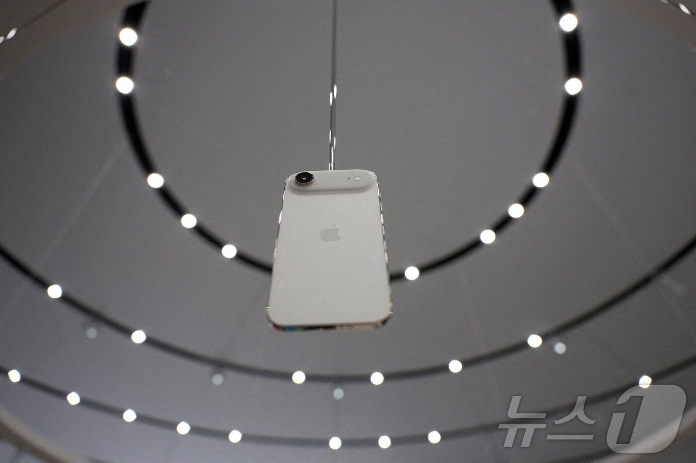 본문 이미지 - 애플이 10일&#40;한국시간&#41; 미국 캘리포니아주 쿠퍼티노 애플 파크 에서 아이폰17 시리즈 아이폰 에어를 공개하고 있다. 애플은 이날 행사에서 아이폰17 시리즈 4개 제품과 차세대 에어팟, 애플워치 등을 공개했다. 2025.9.10 ⓒ 로이터=뉴스1