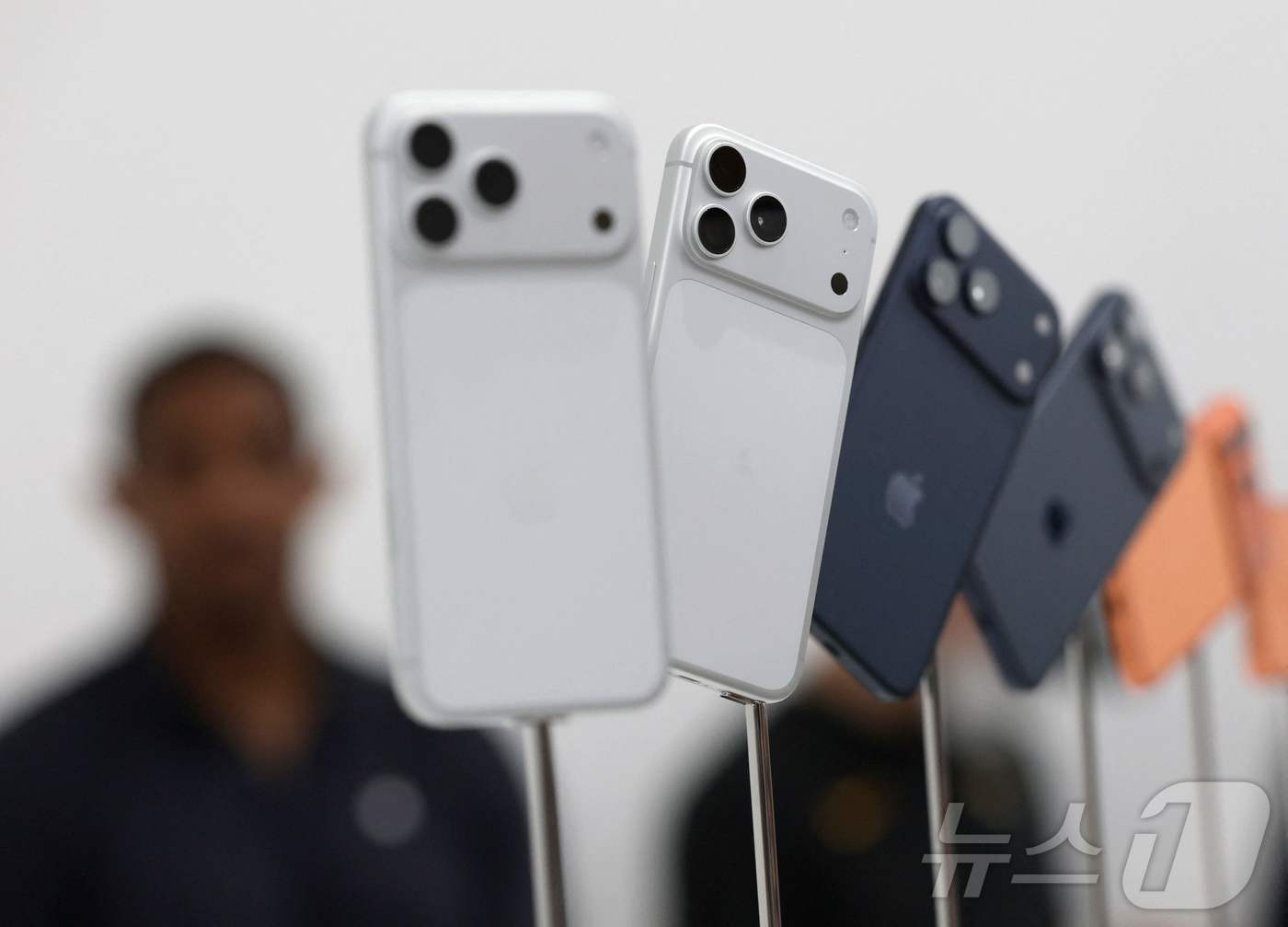 본문 이미지 - 애플이 10일&#40;한국시간&#41; 미국 캘리포니아주 쿠퍼티노 애플 파크 에서 아이폰17 프로를 공개하고 있다. 애플은 이날 행사에서 아이폰17 시리즈 4개 제품과 차세대 에어팟, 애플워치 등을 공개했다. 2025.9.10 ⓒ AFP=뉴스1