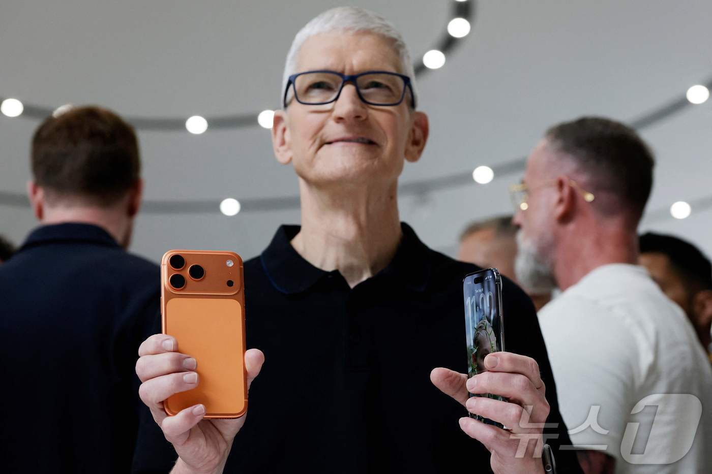 본문 이미지 - 팀 쿡 애플 CEO가 10일(한국시간) 미국 캘리포니아주 쿠퍼티노 애플 파크 에서 아이폰17 시리즈를 공개하고 있다. 애플은 이날 행사에서 아이폰17 시리즈 4개 제품과 차세대 에어팟, 애플워치 등을 공개했다. 2025.9.10 ⓒ AFP=뉴스1