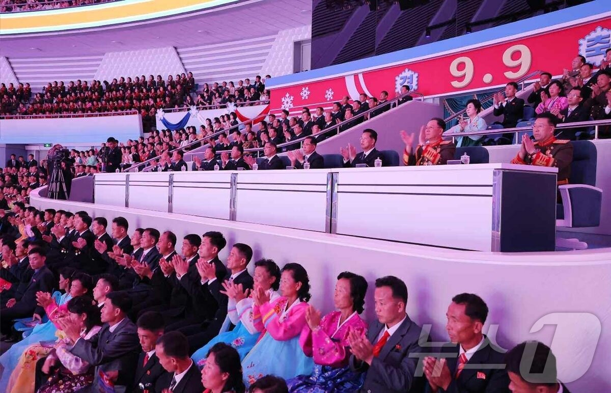 본문 이미지 - &#40;평양 노동신문=뉴스1&#41; = 북한 노동당 기관지 노동신문은 정권수립 77주년 경축공연이 9일 빙상관에서 진행됐다고 10일 보도했다. [국내에서만 사용가능. 재배포 금지. DB 금지. For Use Only in the Republic of Korea. Redistribution Prohibited] rodongphoto@news1.kr