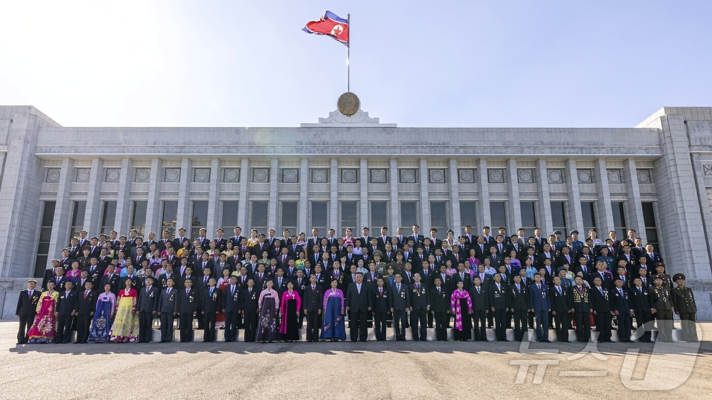 본문 이미지 - (평양 노동신문=뉴스1) = 북한 노동당 기관지 노동신문은 10일 "조선노동당 총비서이시며 조선민주주의인민공화국 국무위원장이신 경애하는 김정은동지께서 9월9일 만수대의사당에서 진행된 기념행사에 이어 공화국창건 77돐(돐) 경축행사에 초대된 노력혁신자, 공로자들을 만나시고 뜻깊은 기념사진을 찍으시였다＂고 전했다. [국내에서만 사용가능. 재배포 금지. DB 금지. For Use Only in the Republic of Korea. Redistribution Prohibited] rodongphoto@news1.kr