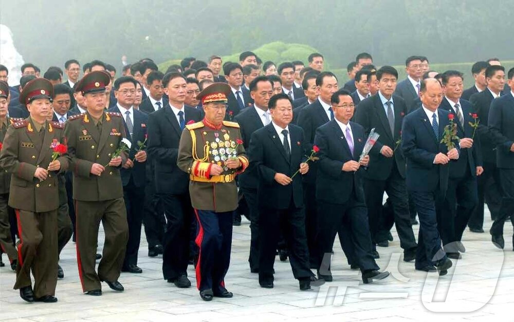 본문 이미지 - &#40;평양 노동신문=뉴스1&#41; = 북한 노동당 기관지 노동신문은 박태성 내각총리와 최룡해 최고인민회의 상임위원장 등 주요 간부들이 정권수립 77주년을 기념해 대성산혁명렬사릉과 신미리애국령사릉, 조국해방전쟁참전렬사묘에 꽃을 진정했다고 10일 보도했다. [국내에서만 사용가능. 재배포 금지. DB 금지. For Use Only in the Republic of Korea. Redistribution Prohibited] rodongphoto@news1.kr