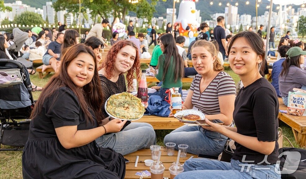 본문 이미지 - &#39;2024 별바다부산 나이트마켓&#39;에서 직접 전 만들기 체험을 하는 방문객들. &#40;부산관광공사 제공. 재판매 및 DB 금지&#41;