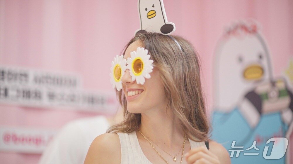 본문 이미지 - &#39;2024 용두산 나이트팝업&#39;에서 부기 콜라보 인생네컷을 즐기는 외국인 관광객. &#40;부산관광공사 제공. 재판매 및 DB 금지&#41;