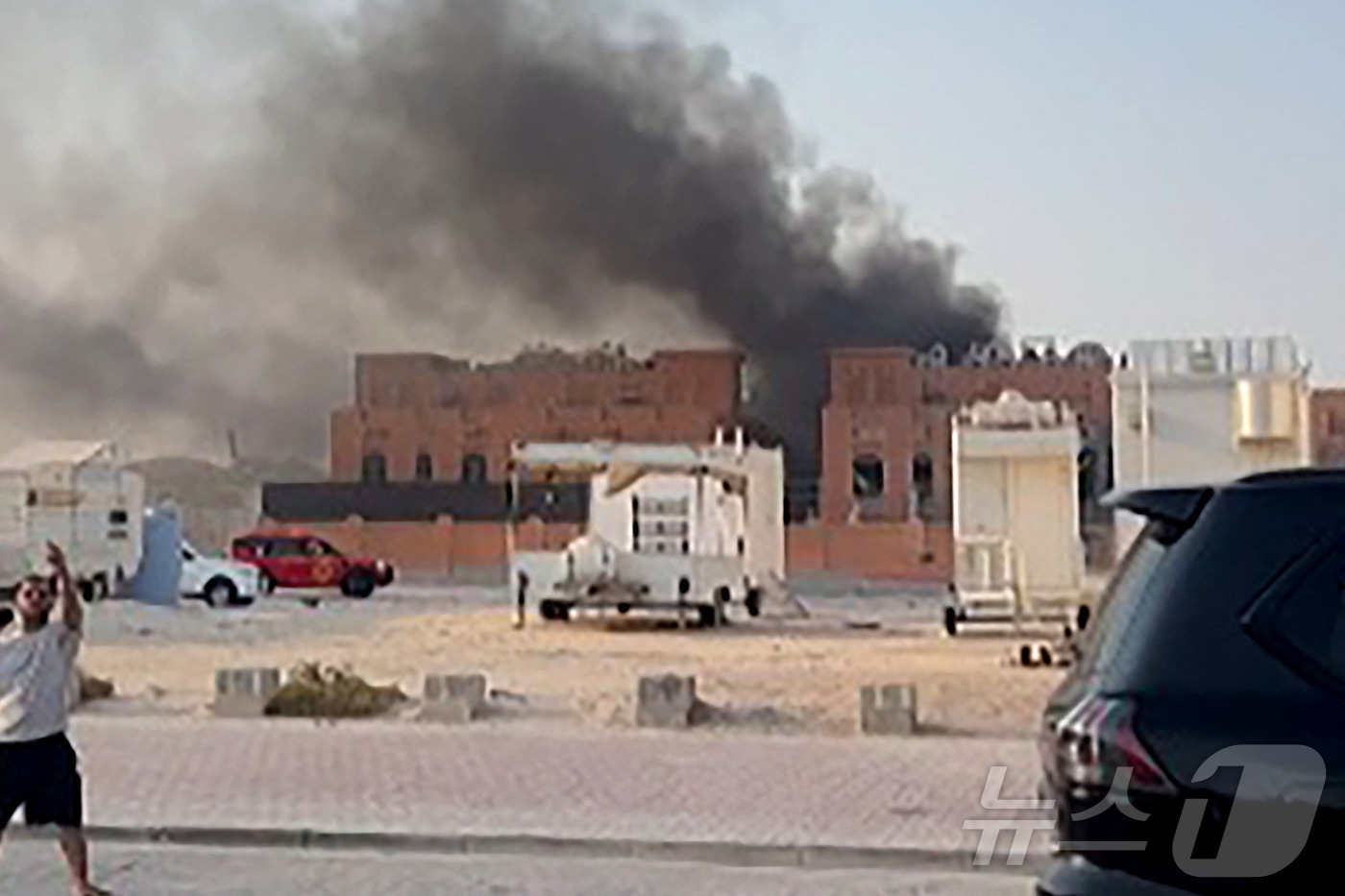 (도하 AFP=뉴스1) 양은하 기자 = 9일(현지시간) 이스라엘의 공격으로 카타르 수도 도하에서 발생한 폭발 이후 연기가 피어오르는 장면이 AFPTV를 통해 공개됐다. 2025. …