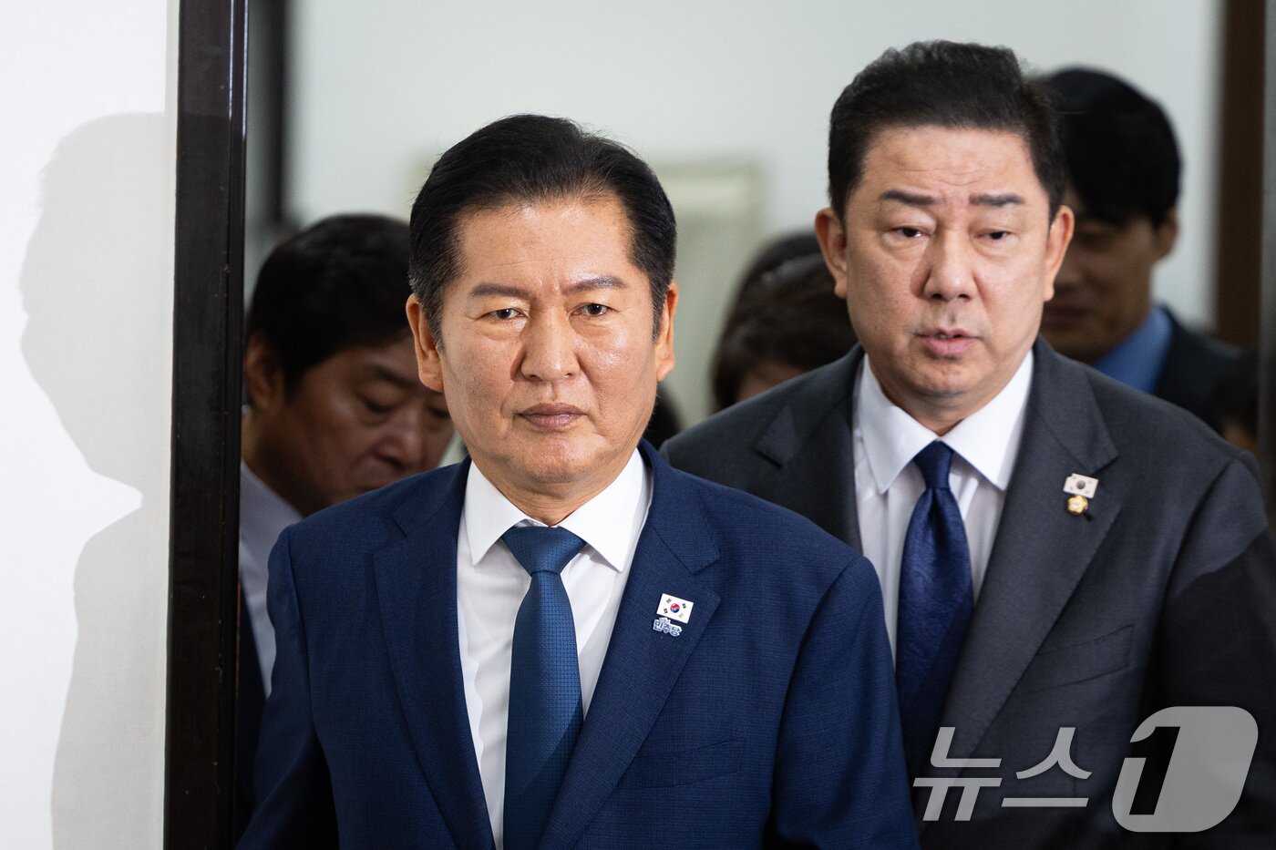 본문 이미지 - 정청래 더불어민주당 대표와 김병기 원내대표가 10일 서울 여의도 국회에서 열린 최고위원회의에 참석하고 있다. 2025.9.10/뉴스1 ⓒ News1 유승관 기자