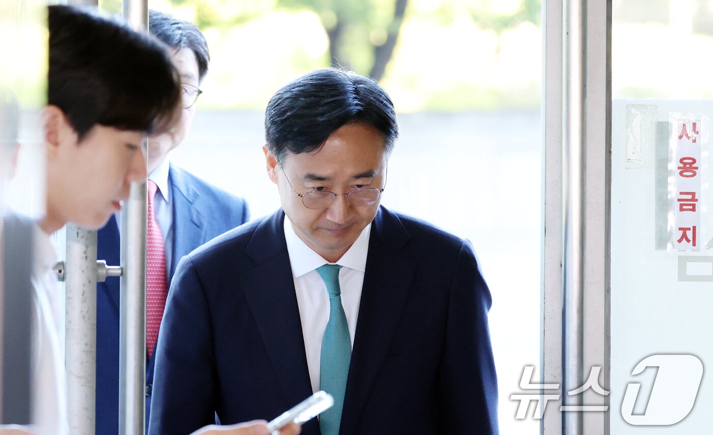 본문 이미지 - 신범철 전 국방부 차관이 10일 오전 서울 서초구 순직해병특검에 조사를 받기 위해 출석하고 있다. 2025.9.10/뉴스1 ⓒ News1 김명섭 기자