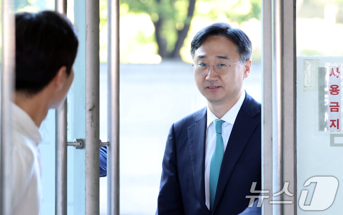 본문 이미지 - 신범철 전 국방부 차관이 10일 오전 서울 서초구 순직해병특검에 조사를 받기 위해 출석하고 있다. 2025.9.10/뉴스1 ⓒ News1 김명섭 기자