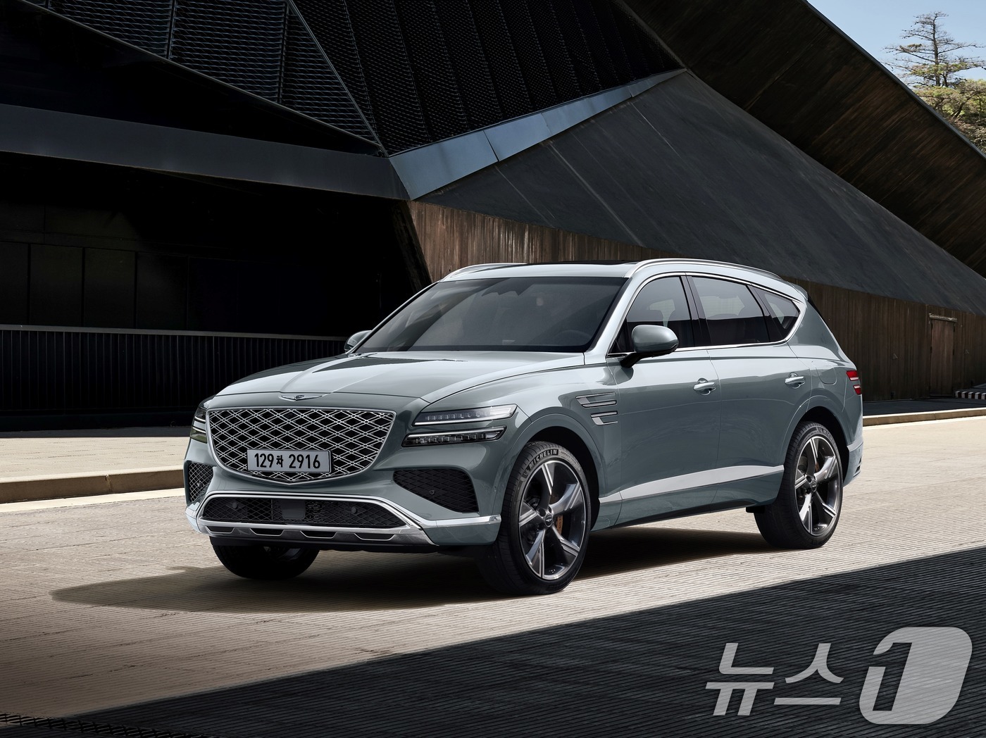 (서울=뉴스1) = 제네시스가 브랜드 대표 럭셔리 SUV GV80·GV80 쿠페의 연식변경 모델 ‘2026 GV80’와 ‘2026 GV80 쿠페’를 10일 출시했다.사진은 2026 …