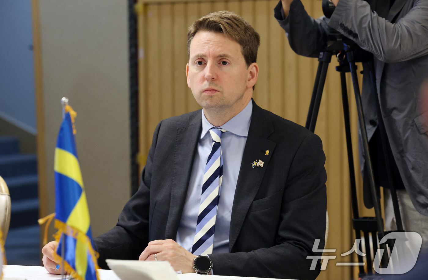 (서울=뉴스1) 임세영 기자 = 요한 베르그랜 스웨덴 국방부 민방위차관이 10일 오전 서울 종로구 정부서울청사에서 김광용 재난안전관리본부장을 만나 인사말을 경청하고 있다. 2025 …