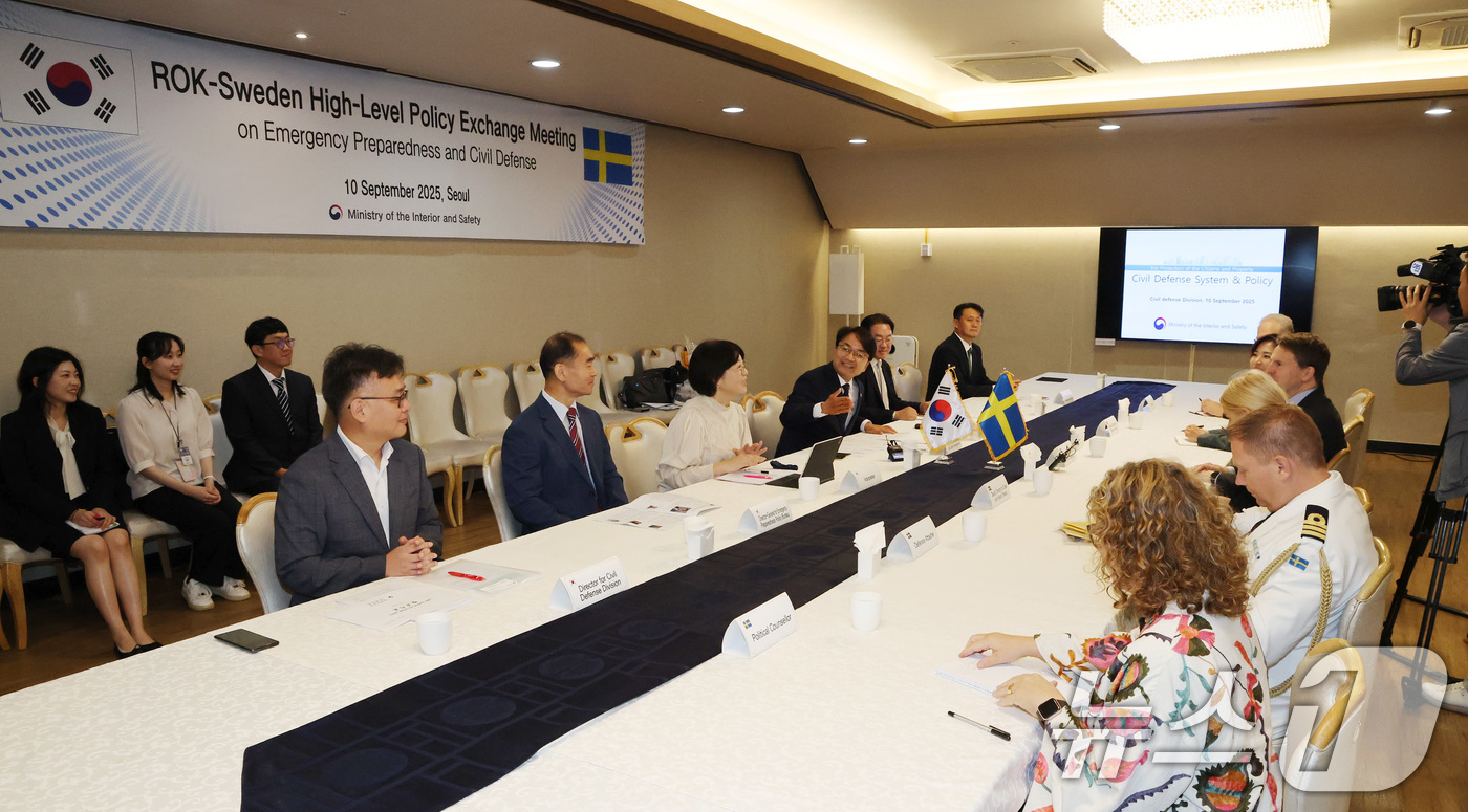 (서울=뉴스1) 임세영 기자 = 김광용 재난안전관리본부장이 10일 오전 서울 종로구 정부서울청사에서 요한 베르그랜 스웨덴 국방부 민방위차관을 접견하고 있다. 2025.9.10/뉴스 …