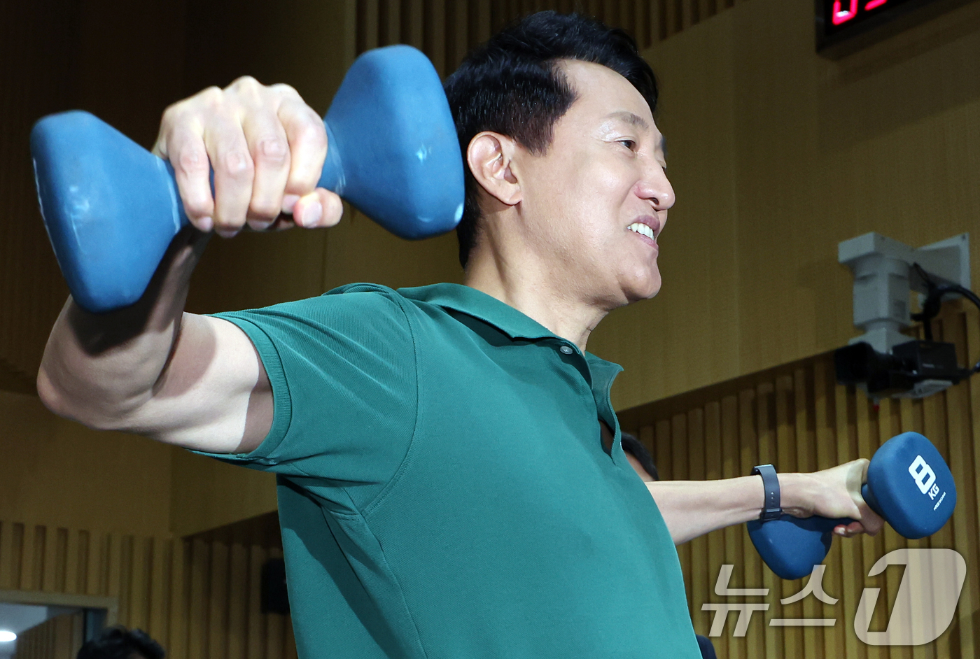 (서울=뉴스1) 박정호 기자 = 오세훈 서울시장이 10일 오전 서울 중구 서울시청에서 건강도시 서울 종합계획 '더 건강한 서울 9988' 발표에 앞서 스마트 운동처방 시스템을 체험 …