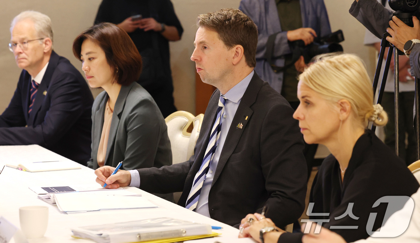 (서울=뉴스1) 임세영 기자 = 요한 베르그랜 스웨덴 국방부 민방위차관(오른쪽 두번째)이 10일 오전 서울 종로구 정부서울청사에서 김광용 재난안전관리본부장을 만나 인사말을 경청하고 …