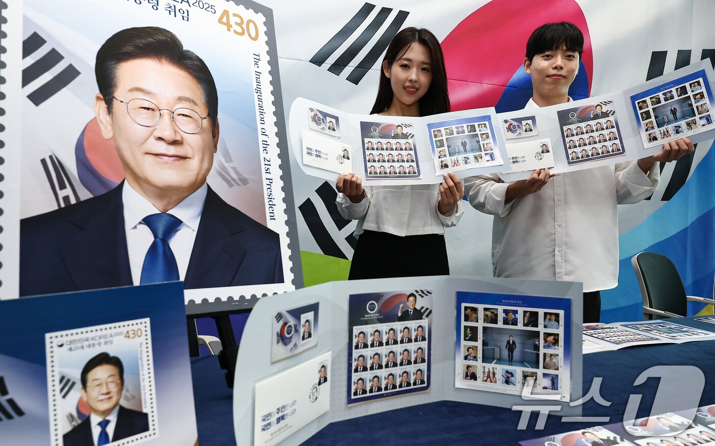 본문 이미지 - 지난 10일 서울 영등포구 여의도우체국 포스트타워에서 우체국 홍보모델들이 &#39;제21대 대통령 취임&#39; 기념우표를 소개하고 있다.  2025.9.10/뉴스1 ⓒ News1 김도우 기자