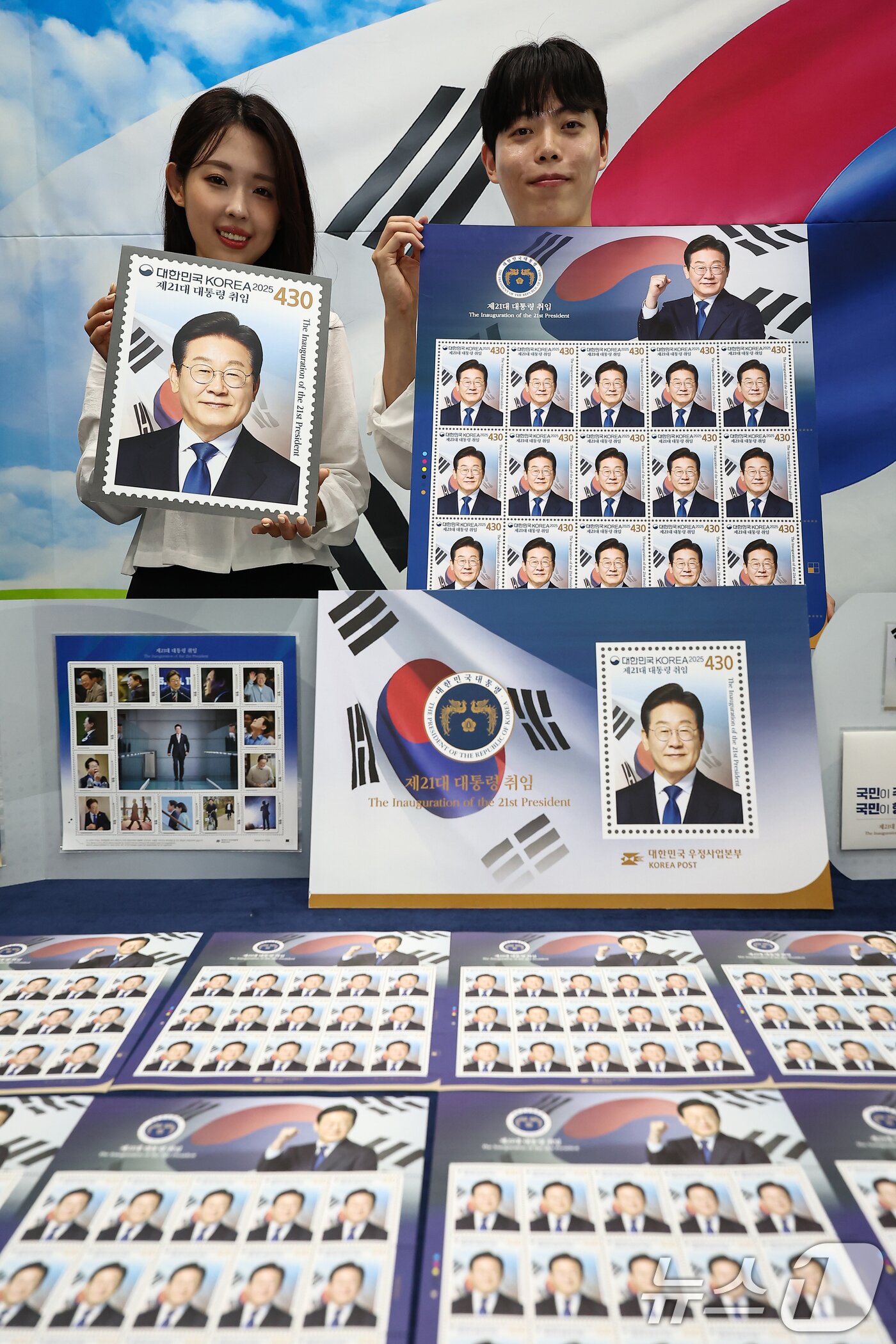 본문 이미지 - 10일 서울 영등포구 여의도우체국 포스트타워에서 우체국 홍보모델들이 &#39;제21대 대통령 취임&#39; 기념우표를 소개하고 있다. 2025.9.10/뉴스1 ⓒ News1 김도우 기자
